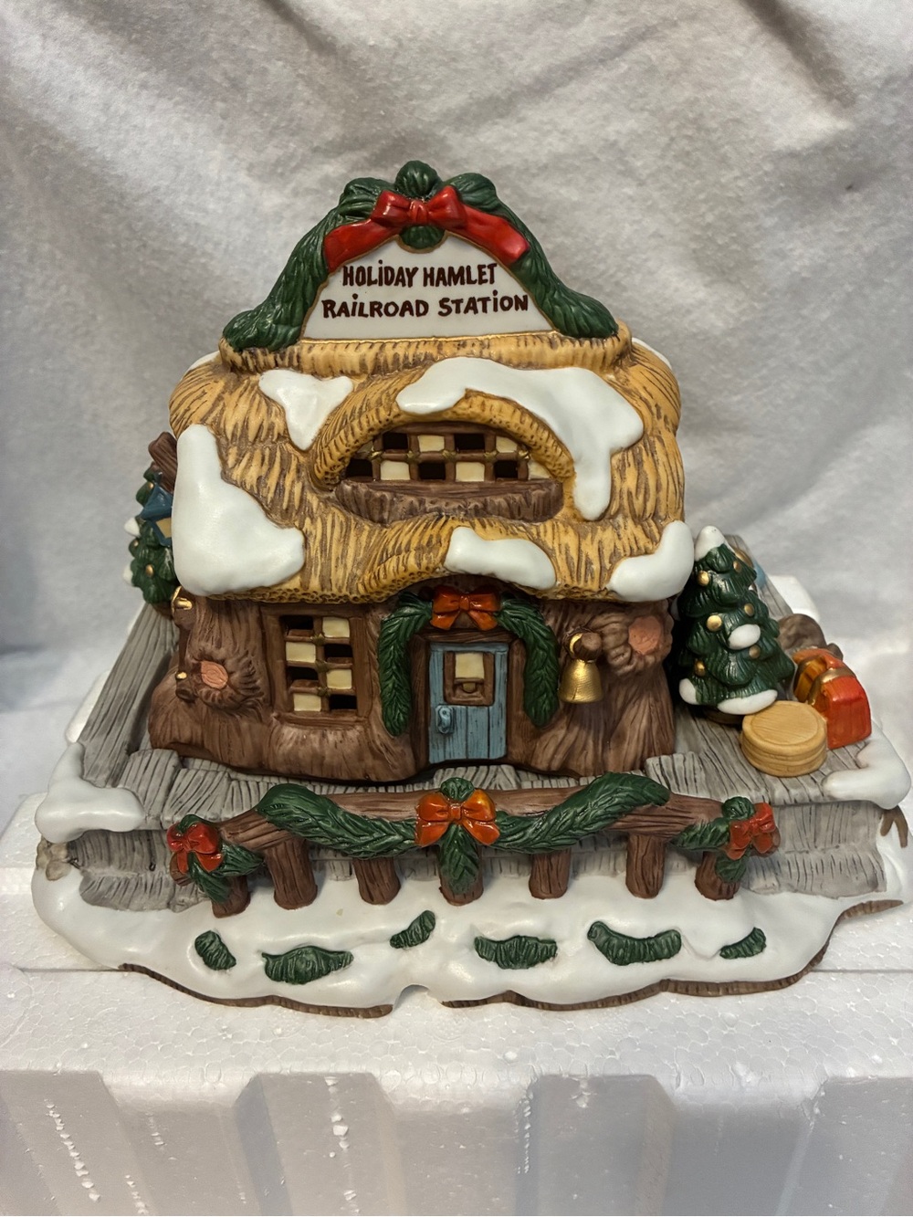 Fitz & Floyd Holiday Hamlet Railroad Station w Box and Light, Mint